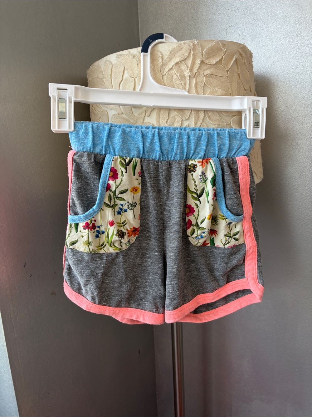Niki miette Girls' Gray Floral Pocket Shorts with Blue Waistband and Pink Trim